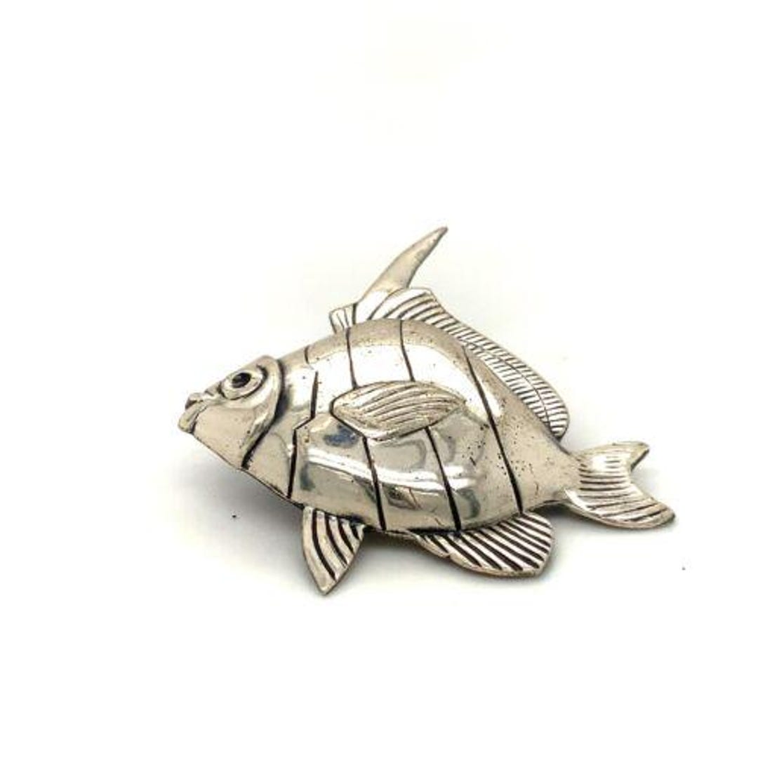 Grande Broche Vintage Espadon (swordfish) – Sculptée En Nacre – XXème – Irisé