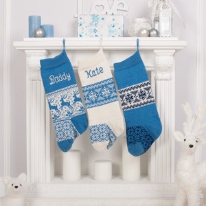 Set von 3 personalisierten Weihnachtsstrümpfen, Weiß Blau, Gestrickte Weihnachtsstrümpfe mit handgemachter Stickerei, Weihnachtsdeko, Weihnachtsgeschenk