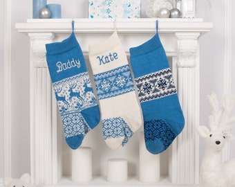 Set von 3 personalisierten Weihnachtsstrümpfen, Weiß Blau, Gestrickte Weihnachtsstrümpfe mit handgemachter Stickerei, Weihnachtsdeko, Weihnachtsgeschenk