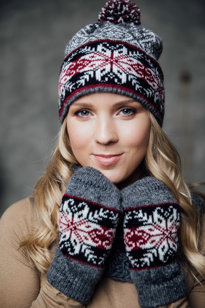 Fair Isle Hut mit Pom Pom, Scandinavian Blue Beanie, Strickwolle Hut Frauen, Weihnachtsgeschenk, Wintermützen zum Skifahren, Ski Hut Hat & Mittens