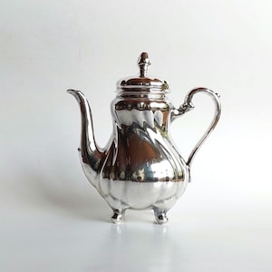 Puede incluir: Un juego de tres tazas de cerámica con un acabado moteado y mate. Las tazas son en tonos crema, gris claro y gris oscuro. Cada taza tiene un diseño simple y minimalista, ideal para café o té.