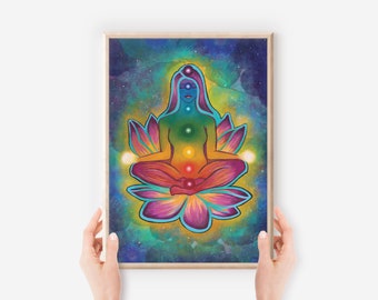 Op de afbeelding: Een kleurrijke illustratie van een persoon die in lotushouding zit met zeven chakra's die worden weergegeven door verschillende kleuren. De persoon wordt omringd door een galactisch achtergrond.