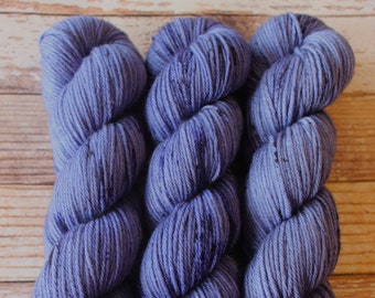 Delia - Rolling Waves - Hilo teñido a mano - 100% SuperWash Merino, Hilo moteado de peso peinado, Hilo con motas, Hilo teñido indie
