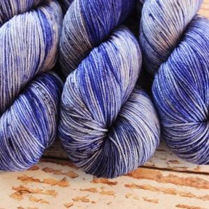 Isabel - Breeze - Fil teint à la main - 75/25 Superwash Merino/Nylon, Fil moucheté, Fil avec mouchetures, Fil teint Indie, Fil chaussette