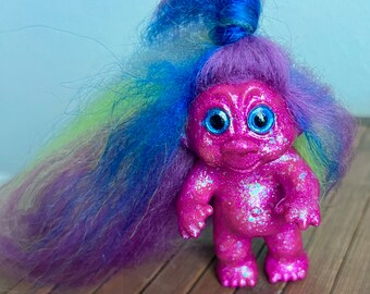 Mère Troll Violet / Multicolore Tout-petit. Figurine OOAK de 3 pouces avec des yeux de verre et des cheveux en laine islandaise multicolores.