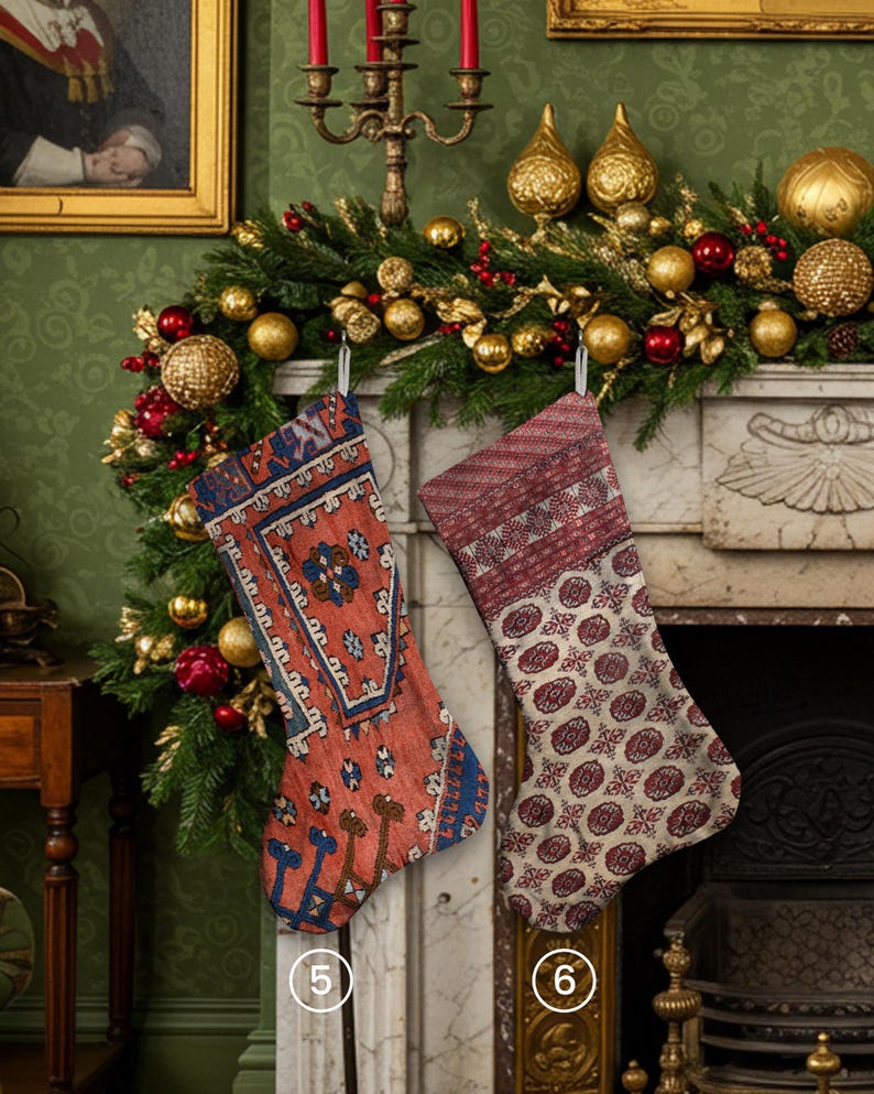Pu&ograve; includere: Due calze di Natale sono appese a un caminetto decorato con ghirlande, ornamenti e candele. Una calza &egrave; rossa con un motivo blu e crema, l'altra &egrave; rossa con un motivo floreale color crema.