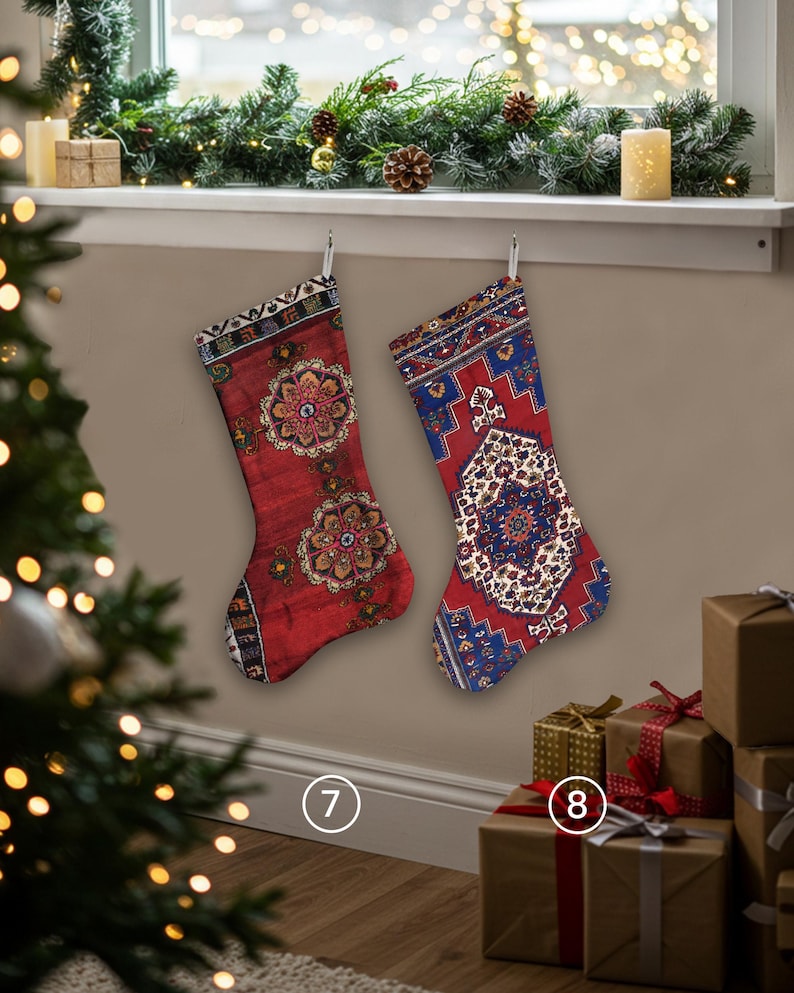 Pu&ograve; includere: Due calze di Natale con un design simile a un tappeto sono appese a dei ganci. Una &egrave; rossa con un motivo floreale, l'altra &egrave; rossa e blu con un design geometrico. I regali sono avvolti in carta marrone con nastri.