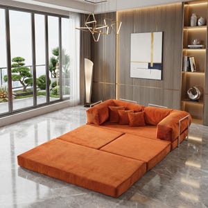 Puede incluir: Un sofá modular naranja de diseño moderno. El sofá está compuesto por varios cojines rectangulares grandes y presenta un perfil bajo. Pequeños cojines cuadrados del mismo color están colocados en los cojines del respaldo. El sofá está en un espacio habitable moderno y luminoso.