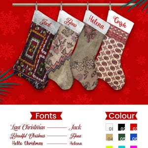 Pu&ograve; includere: Quattro calze di Natale personalizzate con i nomi Jack, Anna, Helena e Crish sono appese su uno sfondo rosso con fiocchi di neve. Le calze presentano motivi e colori unici, tra cui rosso, beige e disegni.