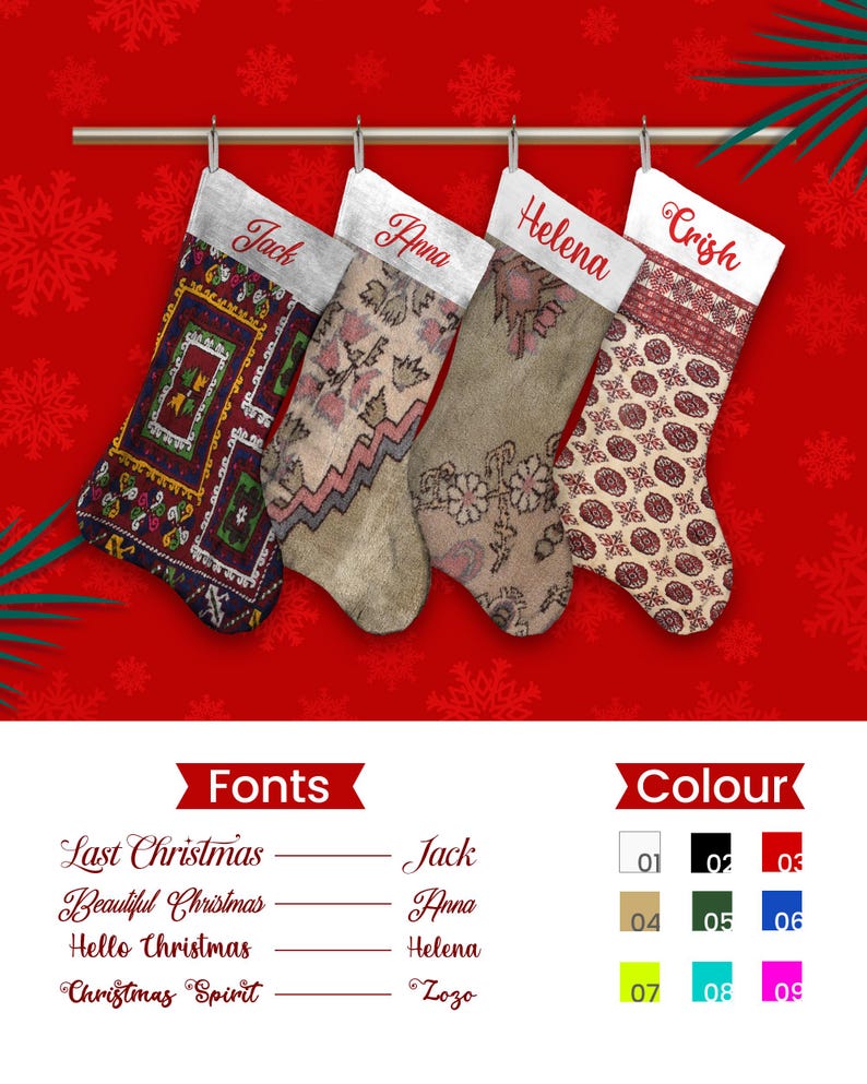 Pu&ograve; includere: Quattro calze di Natale personalizzate con i nomi Jack, Anna, Helena e Crish sono appese su uno sfondo rosso con fiocchi di neve. Le calze presentano motivi e colori unici, tra cui rosso, beige e disegni.