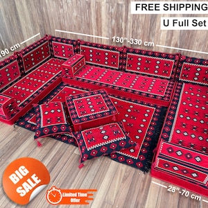 Peut inclure: Un ensemble de sièges en forme de U avec un motif géométrique rouge et noir. L'ensemble comprend plusieurs coussins, un grand tapis et des sections de sièges. Les dimensions sont de 190 cm, 330 cm et 70 cm. Le texte "U Full Set" est visible.