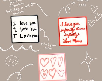 Puede incluir: Imanes personalizados del Día de San Valentín con varios diseños y mensajes. Un imán dice "I love you" tres veces, otro dice "I love you infinity times infinity. Love Mom". Un tercero presenta formas de corazón. Grandes regalos.