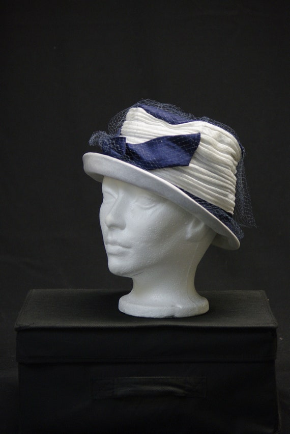 Vintage Navy & White Shirred Summer Hat Veil Deco… - image 1