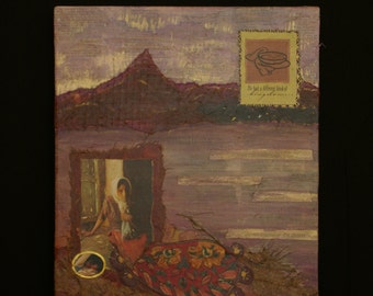 L'épée dans le désert - collage original de techniques mixtes sur toile avec du papier fait main, du textile et de l'acrylique - 25 x 30 cm