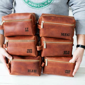 Groomsmen Gift Personalized Leather Toiletry Bag, Dopp Kit Men&#39;s Leather Accessory, Anniversary Gift for Him, Graduation Gift for Him
