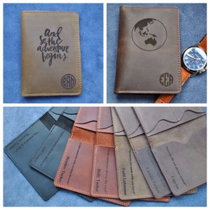 Puede incluir: Una colecci&oacute;n de fundas de cuero para pasaporte en varios tonos de marr&oacute;n y gris. Las cubiertas presentan textos grabados con l&aacute;ser, incluyendo "and so the adventure begins" y un icono de globo. Los paneles interiores muestran nombres y frases.