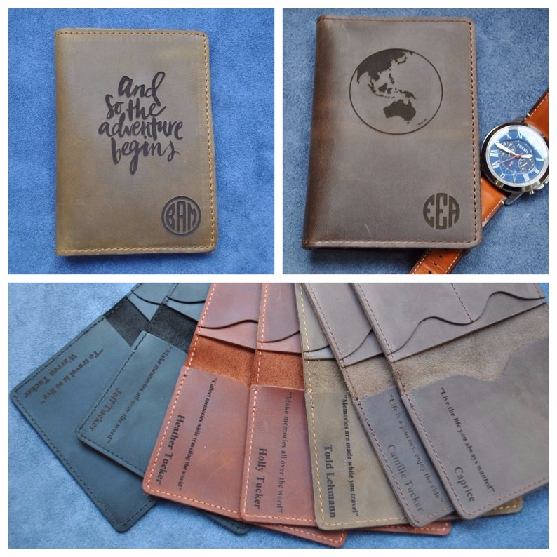 Puede incluir: Una colecci&oacute;n de fundas de cuero para pasaporte en varios tonos de marr&oacute;n y gris. Las cubiertas presentan textos grabados con l&aacute;ser, incluyendo "and so the adventure begins" y un icono de globo. Los paneles interiores muestran nombres y frases.