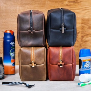 Mens Toiletry Bag, Personalized groomsmen gift, Leather Toiletry Bag, Dopp Kit for Men, Leather Dopp Kit, Groomsman Gifts