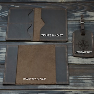 Puede incluir: Una cartera de viaje de cuero marr&oacute;n oscuro con bolsillos interiores, una funda para pasaporte de cuero marr&oacute;n oscuro con solapas laterales y una etiqueta de equipaje de cuero marr&oacute;n oscuro con un grabado de rosa de los vientos.