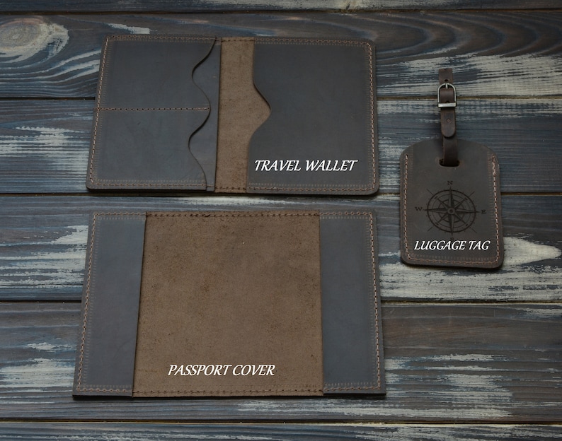 Puede incluir: Una cartera de viaje de cuero marr&oacute;n oscuro con bolsillos interiores, una funda para pasaporte de cuero marr&oacute;n oscuro con solapas laterales y una etiqueta de equipaje de cuero marr&oacute;n oscuro con un grabado de rosa de los vientos.