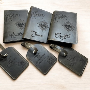 Puede incluir: Tres fundas para pasaporte de color gris oscuro y tres etiquetas de equipaje a juego. Cada funda muestra el texto Adventure Awaits, un gr&aacute;fico de br&uacute;jula y un nombre. Cada etiqueta muestra el texto And so, the adventure begins y una br&uacute;jula.
