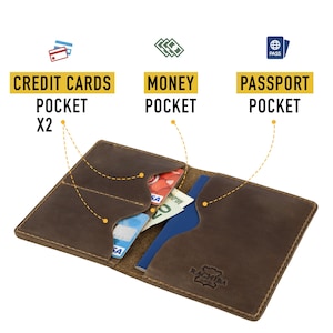 Puede incluir: Una cartera de cuero marr&oacute;n con dos bolsillos para tarjetas de cr&eacute;dito, un bolsillo para dinero y un bolsillo para pasaporte. La cartera est&aacute; abierta, mostrando ranuras internas con tarjetas y billetes. La marca RACHIBA est&aacute; grabada.