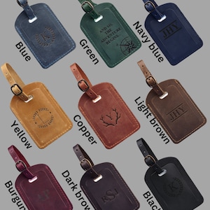 Puede incluir: Una colecci&oacute;n de nueve etiquetas de equipaje rectangulares de cuero en azul, verde, azul marino, amarillo, cobre, marr&oacute;n claro, burdeos, marr&oacute;n oscuro y negro. Cada etiqueta incluye una correa de cuero con hebilla met&aacute;lica y grabados.
