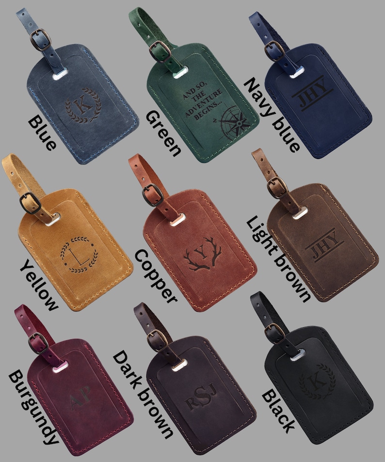 Puede incluir: Una colecci&oacute;n de nueve etiquetas de equipaje rectangulares de cuero en azul, verde, azul marino, amarillo, cobre, marr&oacute;n claro, burdeos, marr&oacute;n oscuro y negro. Cada etiqueta incluye una correa de cuero con hebilla met&aacute;lica y grabados.