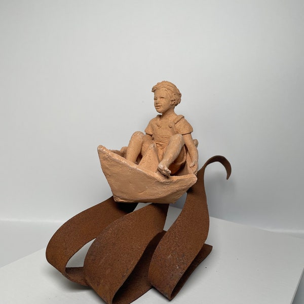 Natuurlijk terracotta beeldje op bewerkt plaatstaal met roestafwerking - varend kind - 15x30x22cm