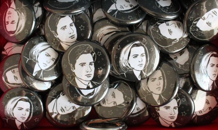 The X Files Mulder and Scully 1 in Buttons Pins
