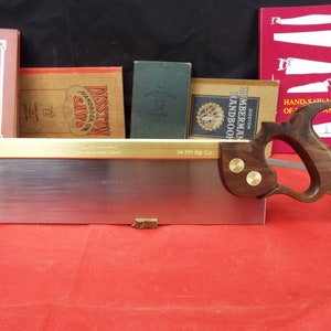 Raub Saw Works, 12", 14 PPI klyvsågning eller tvärsågning, mässingsbaksida, stomme-/svalstjärtsåg, valnötshandtag, tillverkas på beställning