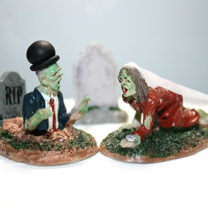Zombie Cake Toppers - Halloween Wedding Cake Toppers - Halloween Cake Toppers - Halloween Wedding - Skeletons - Dead - Zombies - Hallowe&#39;en