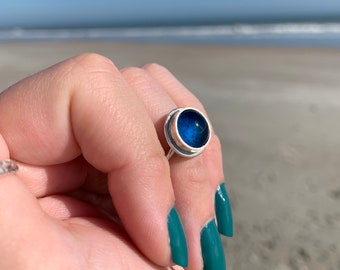 Dark Peacock Colored Glass Ring. Size 8