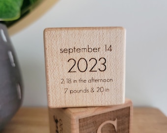 Bloc bébé gravé personnalisé // Cadeau nouveau-né de qualité héritage // Bloc en bois // Bébé personnalisé // Décor de pépinière intemporel // Nom Cube