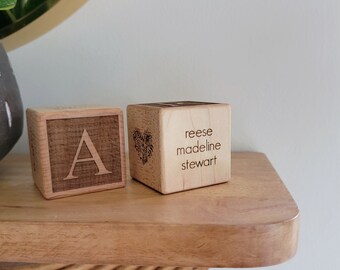 Bloque de bebé grabado personalizado // Bloque de madera // Niña personalizada // Decoración floral de la guardería // Regalo de recién nacido de calidad de reliquia // Cubo de nombres