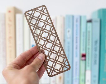 Marcador de nogal con diseño marroquí // Marcador de madera cortado con láser // Regalos para introvertidos // Regalos literarios para ella por menos de 20 dólares