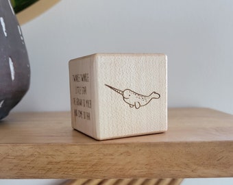 Bloque de bebé personalizado // Regalo de prematuro grabado personalizado // Recién nacido de calidad de reliquia // Bloque de madera // Decoración de vivero de narval // Cubo de nombres