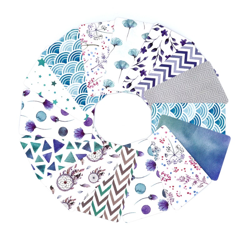 Peut inclure: Un ensemble de 10 cartes &agrave; motifs aquarelle dispos&eacute;es en cercle. Les cartes pr&eacute;sentent divers motifs, notamment des formes g&eacute;om&eacute;triques, des motifs floraux et des attrape-r&ecirc;ves. Les cartes sont toutes blanches avec des accents bleus, violets et verts.
