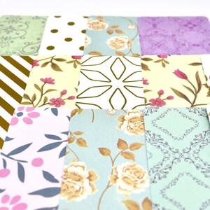 Peut inclure: Un ensemble de 12 carr&eacute;s de papier &agrave; motifs avec des accents dor&eacute;s. Les motifs comprennent des rayures, des pois, des fleurs et des motifs g&eacute;om&eacute;triques.