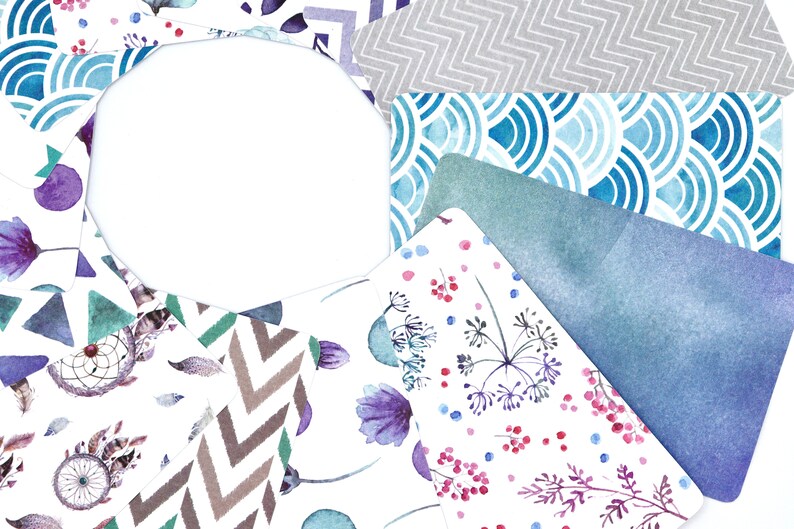 Peut inclure: Un ensemble de feuilles de papier &agrave; motifs dans diff&eacute;rentes nuances de bleu, violet et blanc. Les motifs comprennent des formes g&eacute;om&eacute;triques, des motifs floraux et des &eacute;l&eacute;ments abstraits. Les papiers sont dispos&eacute;s en cercle avec un cercle blanc au centre.