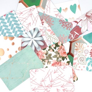 Peut inclure: Un ensemble de cartes d&eacute;coratives avec diff&eacute;rents motifs et designs. Les cartes pr&eacute;sentent un m&eacute;lange de motifs floraux, g&eacute;om&eacute;triques et abstraits dans des tons de rose, bleu et blanc.