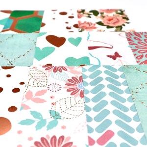 Peut inclure: Un ensemble de carr&eacute;s de papier &agrave; motifs dans diff&eacute;rentes nuances de rose, vert et marron. Les motifs comprennent des c&oelig;urs, des fleurs, des pois et des motifs g&eacute;om&eacute;triques.