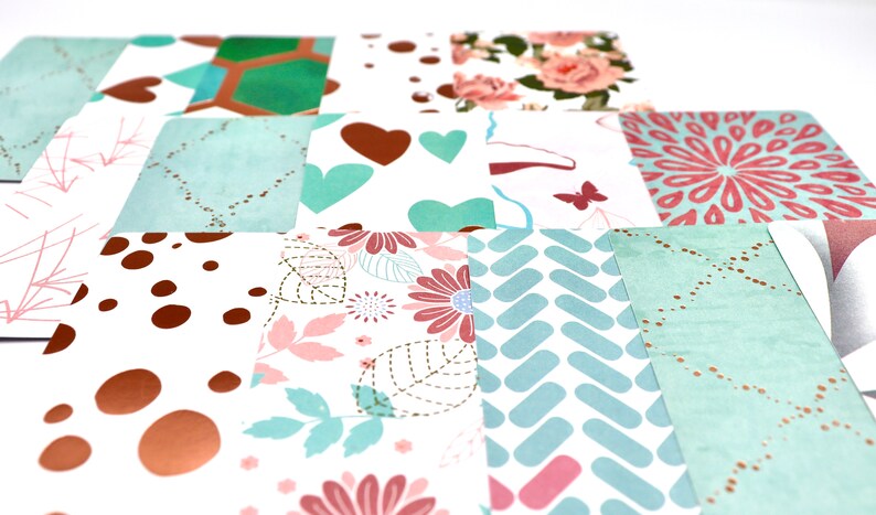 Peut inclure: Un ensemble de carr&eacute;s de papier &agrave; motifs dans diff&eacute;rentes nuances de rose, vert et marron. Les motifs comprennent des c&oelig;urs, des fleurs, des pois et des motifs g&eacute;om&eacute;triques.