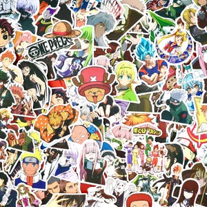 Può includere: Una collezione di adesivi colorati di personaggi di anime e manga. Gli adesivi presentano vari personaggi con acconciature, espressioni e abiti distintivi. Alcuni adesivi hanno testo, tra cui "ONE PIECE".