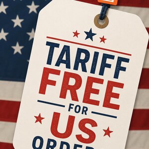 Może przedstawiać: Biała prostokątna etykieta z zaokrąglonymi rogami, zawierająca niebiesko-czerwony napis TARIFF FREE FOR US ORDERS, ozdobiona małymi czerwonymi i niebieskimi gwiazdkami. Mała pomarańczowa etykieta z białą literą E jest przymocowana niebieskim sznurkiem.