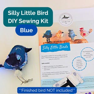 Peut inclure: Un kit de couture DIY "Silly Little Bird" bleu. Le kit comprend un patron et des instructions pour créer un oiseau en tissu. L'oiseau fini mesurera environ 7 cm de haut. L'image montre également un oiseau bleu fini.
