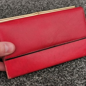 Cartera vintage muy usada de los años 60, compartimentos reforzados y enmarcados, color naranja quemado, negro y dorado