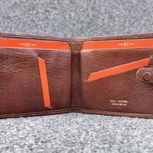 Cartera vintage de piel bicolor con cierre de solapa para billetes, tarjetas y sellos. Fabricada en Gran Bretaña.
