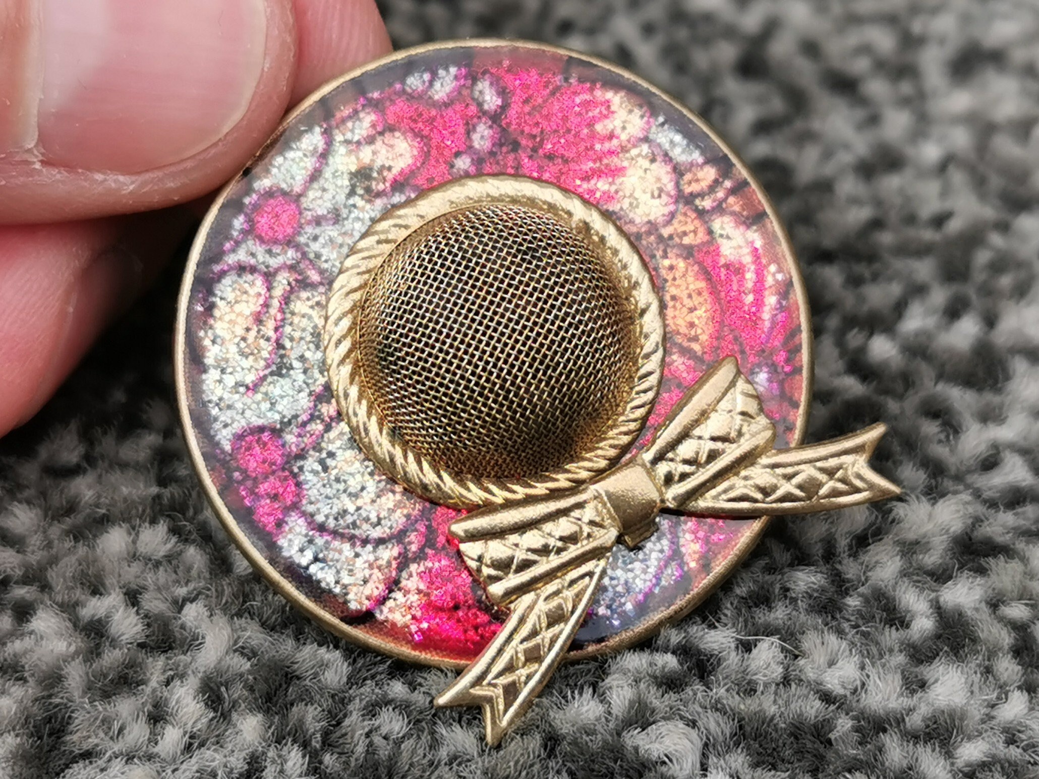 Broche Ancienne Ou Vintage En Métal Doré, Forme De Chapeau Avec Numéro, Bon état D'occasion