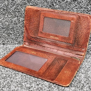 Cartera de piel de becerro, muy usada, tamaño completo, transparente, con bolsillos laterales, estilo retro vintage de los años 70.